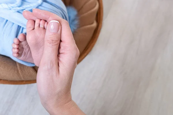 Pés Recém Nascidos Conceito Maternidade Dia Mãe Espaço Para Cópia — Fotografia de Stock