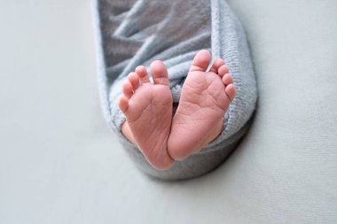 Yeni doğmuş bebek ayakları. Annelik kavramı. Anneler Günü. Uzayı kopyala Yeni doğmuş bebek ayakları. Annelik kavramı. Anneler Günü. Uzayı kopyala Seçici odak