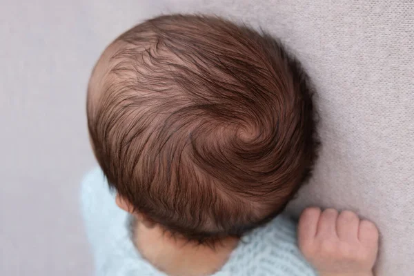 Corona Cabeza Del Bebé Recién Nacido Primero Escuchar Cerca Macro — Foto de Stock
