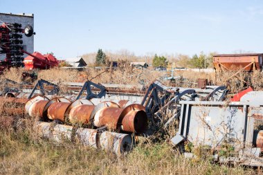 2020 Rusya, Ekim. Bozuk tarım makineleri eski araba mezarlığında depolanmış.