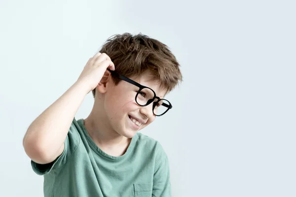 Ξυστό Έκπληκτο Αγόρι Πράσινο Μπλουζάκι Και Γυαλιά Σκεπτικός Γρατσουνιές Στο — Φωτογραφία Αρχείου