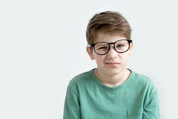 Surprised Boy Green Shirt Glasses Copy Space Sad Child Unhappy — Stock Photo, Image