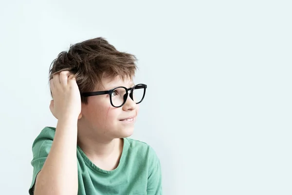 緑のTシャツと眼鏡でびっしょりの少年は彼の頭を傷 スペースのコピー — ストック写真