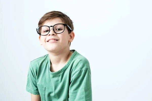 Uśmiechnięty Chłopiec Zielonej Koszulce Okularach Przestrzeń Kopiowania — Zdjęcie stockowe