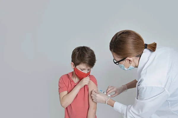 Dziecko Masce Medycznej Jest Szczepione Przeciwko Koronawirusowi Podczas Pandemii Lekarz — Zdjęcie stockowe