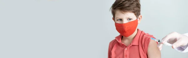 Banner Ett Barn Medicinsk Mask Vaccineras Mot Coronavirus Vid Covid — Stockfoto