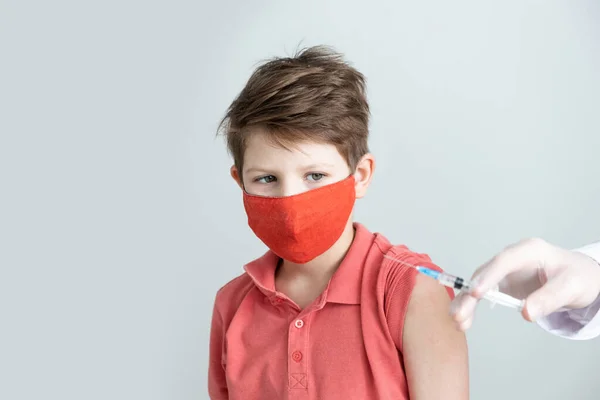 Barn Medisinsk Maske Blir Vaksinert Mot Kronaviruset Den Kovide Pandemien – stockfoto