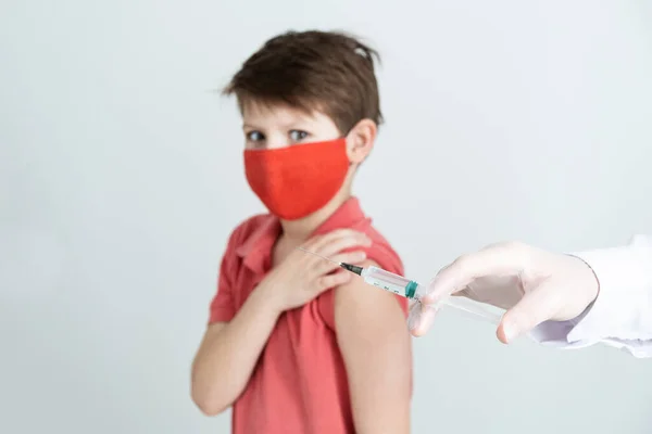 Bandiera Bambino Con Una Maschera Medica Viene Vaccinato Contro Coronavirus — Foto Stock