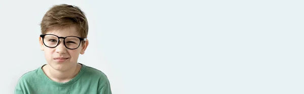 Μπάνερ Έκπληκτος Αγόρι Ένα Πράσινο Shirt Και Γυαλιά Σκεπτικός Γρατσουνιές — Φωτογραφία Αρχείου
