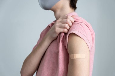 Koronavirüs enfeksiyonuna karşı aşı olan genç erkekler. Covid-19 'a karşı aşı. Sputnik-V. Boşluğu kopyala.