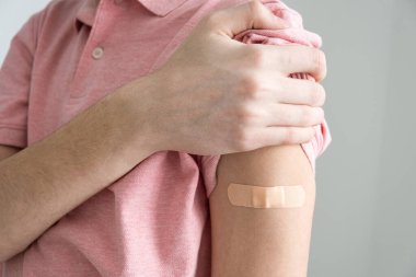 Banner, genç adamlar koronavirüs enfeksiyonuna karşı aşılanmış. Covid-19 'a karşı aşı. Sputnik-V. Boşluğu kopyala.