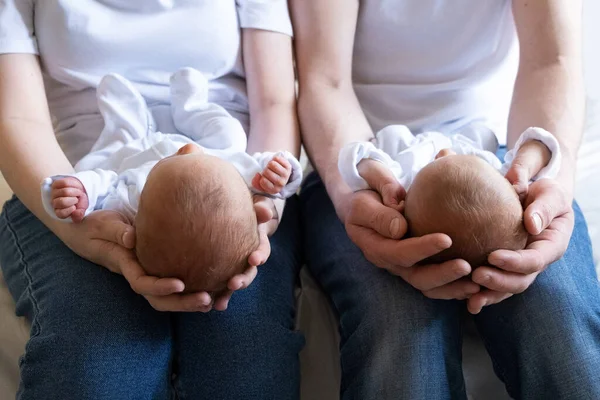 Recién Nacidos Gemelos Idénticos Cama Las Manos Los Padres Estilo —  Fotos de Stock