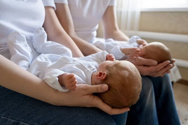 Jumeaux Identiques Nouveau Nés Sur Lit Sur Les Mains Parent — Photo