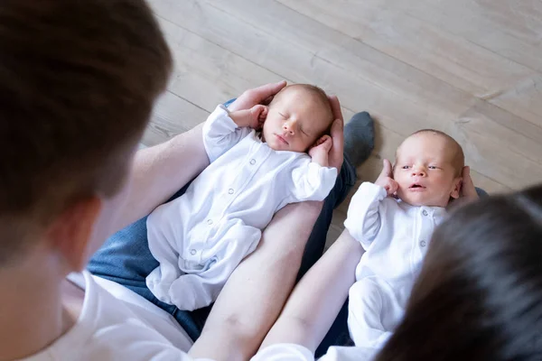 Recién Nacidos Gemelos Idénticos Cama Las Manos Los Padres Estilo —  Fotos de Stock