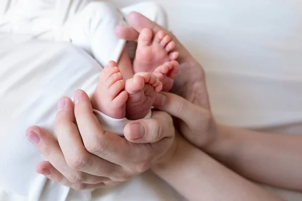 Las Manos Mamá Papá Sostienen Las Piernas Pequeñas Sus Dos —  Fotos de Stock