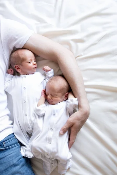 Recién Nacidos Gemelos Idénticos Cama Las Manos Los Padres Estilo —  Fotos de Stock