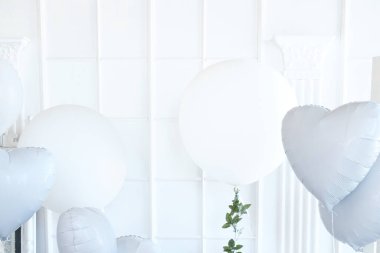 Beyaz balonların şenlikli arka planı. açık doğal renk