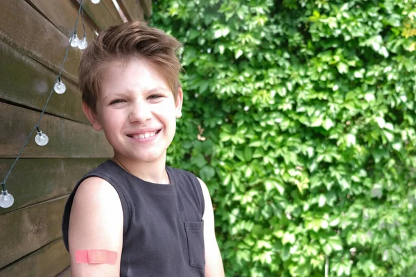 男孩接种了防止考拉韦病毒感染的疫苗 Covid 19疫苗接种 Sputnik V复制空间 — 图库照片