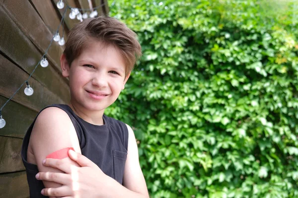 Aranyos Fiú Akit Beoltottak Koronavírus Fertőzés Ellen Oltás Covid Ellen — Stock Fotó