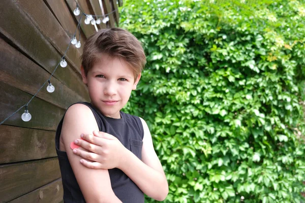 少年はコロナウイルス感染に対してワクチンを接種した Covid 19に対するワクチン接種 スプートニクV号 スペースのコピー — ストック写真