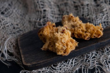 Kırmızı biber ve domatesli tahıllı ekmek. Ev yapımı çıtır ekmek parçalara ayrıldı..