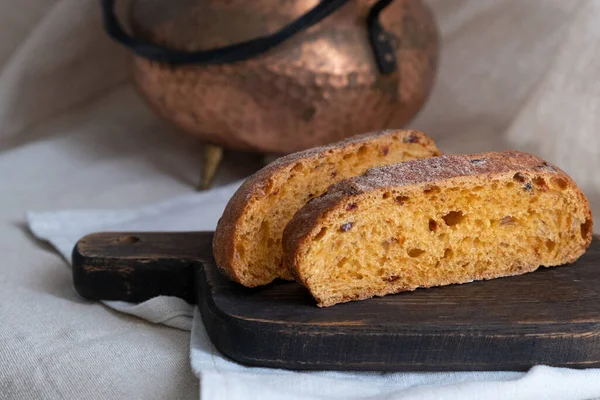 Pão de grão inteiro com páprica vermelha doce e tomates. Pão crocante caseiro cortado em pedaços. — Fotografia de Stock