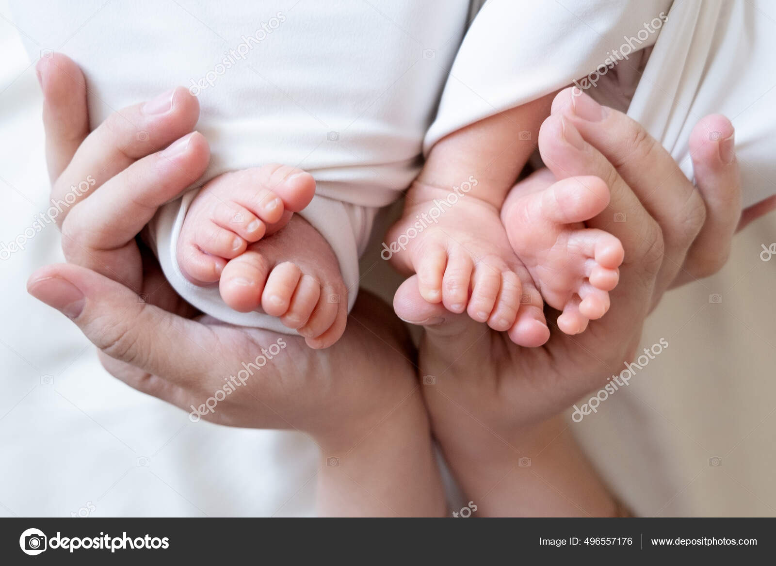Las Manos De Mama Y Papa Sostienen Las Piernas Pequenas De Sus Dos Bebes Gemelos Recien Nacidos Fotografia De Stock C Irinazharkova31 Depositphotos