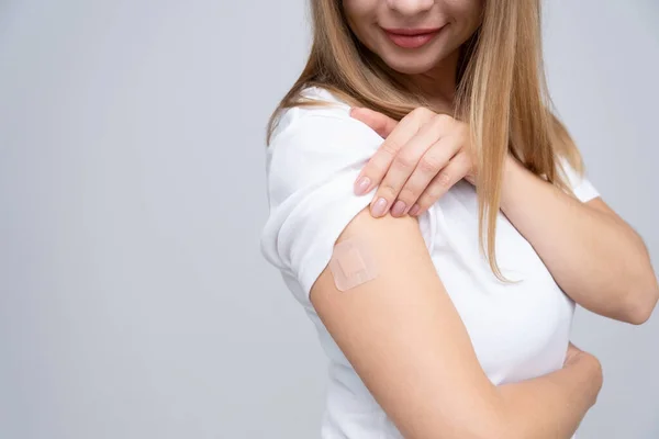 Eine Junge Lächelnde Frau Mittleren Alters Mit Gesichtsmaske Weißem Shirt — Stockfoto