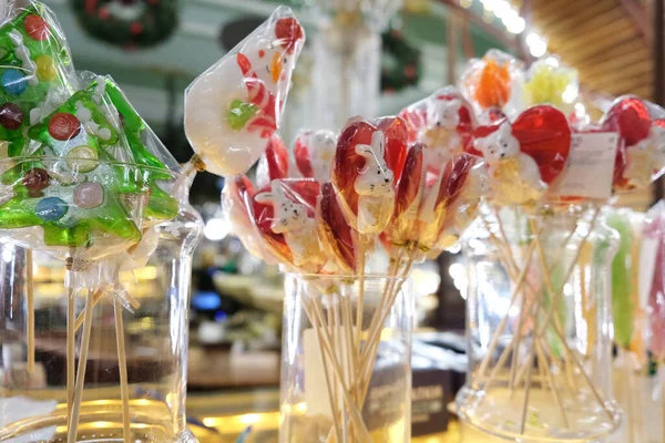 Piruletas de Navidad en la tienda durante las vacaciones de Año Nuevo. árbol y muñeco de nieve símbolos de la Navidad —  Fotos de Stock