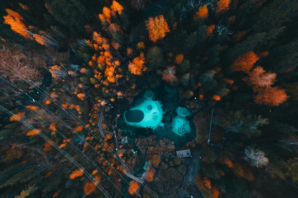 Fotografia aérea do lago Geyser em Aktash aldeia em Altai, Rússia — Fotografia de Stock