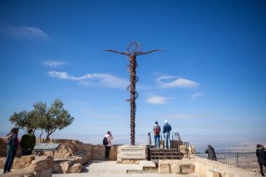 Nebo Dağı 'nın tepesindeki arsız yılan ve haç heykeli.