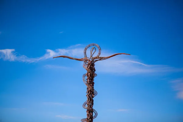 Nebo Dağı 'nın tepesindeki arsız yılan ve haç heykeli.