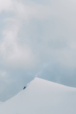 Karpatya dağlarındaki dağların karlı tepeleri