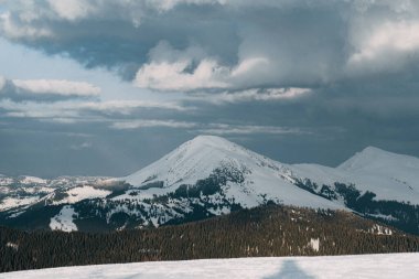 Karpatya dağlarındaki dağların karlı tepeleri