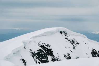 Karpatya dağlarındaki dağların karlı tepeleri