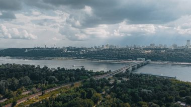 Nehir ve Kiev şehrinin kuş bakışı görüntüsü.