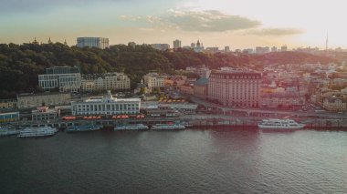 Nehir ve Kiev şehrinin kuş bakışı görüntüsü.