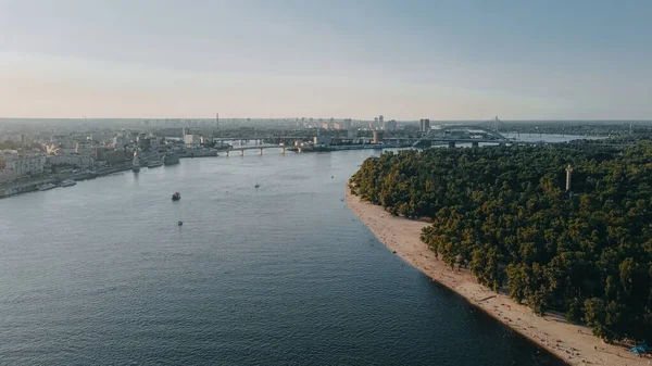 Blick Aus Der Vogelperspektive Auf Den Fluss Und Die Stadt — Stockfoto