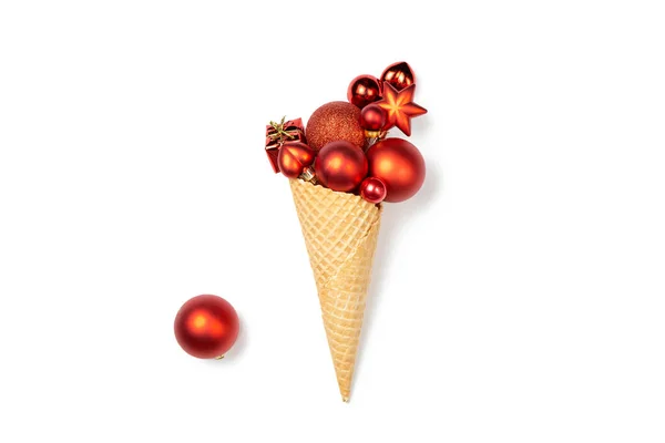 アイスクリームコーンの赤いクリスマスのおもちゃ 白い隔離された背景 クリスマスポストカード コピースペース フラットレイアウト 創作写真 ストックフォト