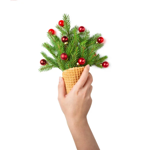 Mão Menina Segura Cone Sorvete Com Raminhos Abeto Brinquedos Natal — Fotografia de Stock