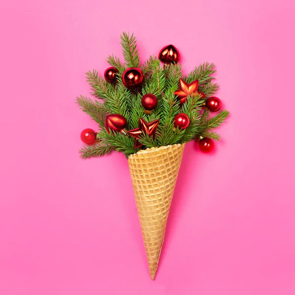 雪糕锥形 粉红的背景上有一小丛冷杉 圣诞卡复制空间 这张概念照片是一个原始的圣诞礼物 有圣诞树的华夫杯 — 图库照片