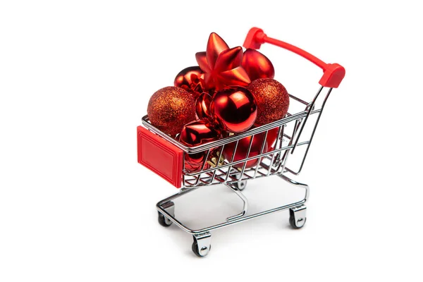 买主篮子里有圣诞玩具 满载购物车球 新年前的礼物和礼物的概念 白色孤立的背景 — 图库照片