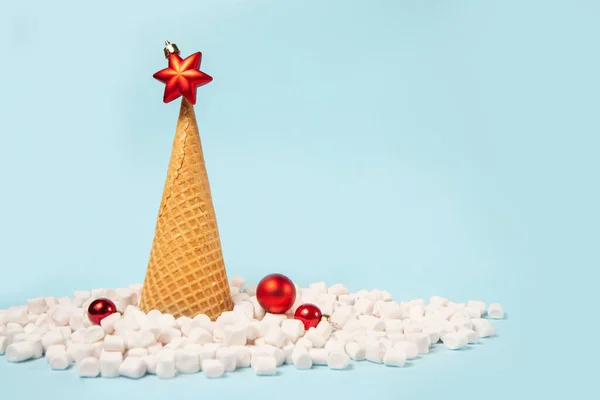 Creatieve Kerstboom Gemaakt Van Ijswafelkegel Sneeuw Gemaakt Van Marshmallows Blauwe — Stockfoto