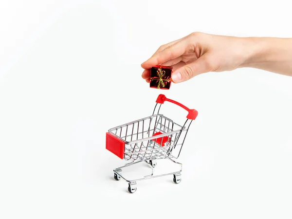 Mano Niño Pone Regalo Carrito Compras Concepto Regalos Compras Antes —  Fotos de Stock