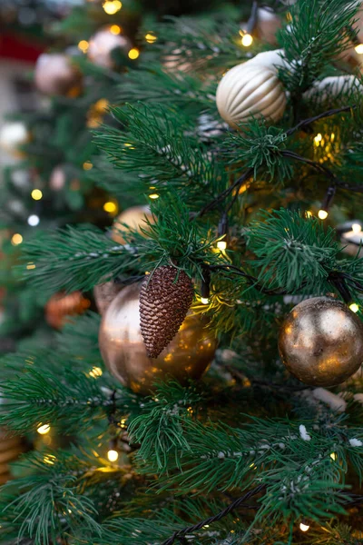 Árbol Navidad Con Decoraciones Luces Nieve Las Ramas Decoración Navidad —  Fotos de Stock