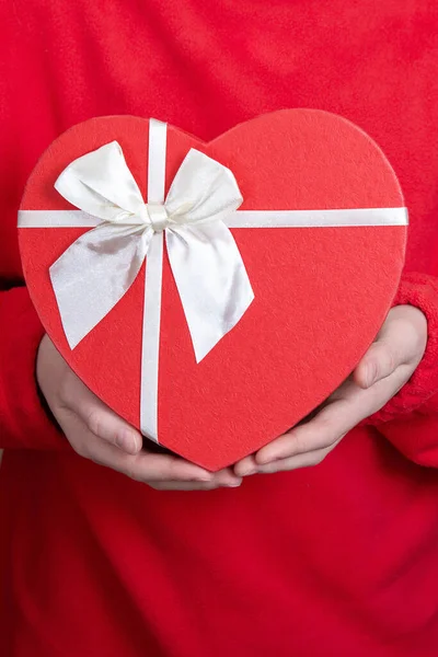 手に心臓の形をした赤いギフトボックス 2月14日に大切な人への贈り物 バレンタインデー — ストック写真