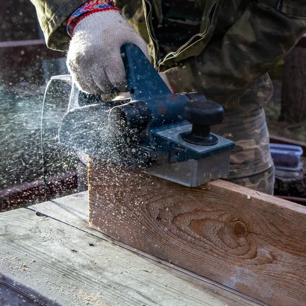 与电动刨床接合的手 一个专业人员的工作木制品 — 图库照片