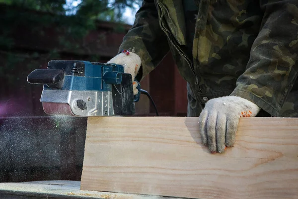 与磨床接合的手 一个专业人员的工作木制品 木材业 — 图库照片