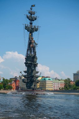 Ağustos 2020, Moskova, Moskova nehri üzerindeki ilk anıt. Yaz güneşli bir gün.