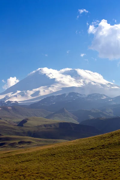 Snötäckta Bergstoppar Sommardag Elbrus Bakgrunden Gröna Kullar Bergslandskap Kaukasusbergen Blå Stockbild